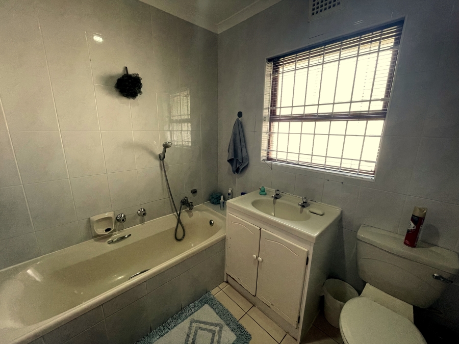 To Let 3 Bedroom Property for Rent in Vierlanden Western Cape